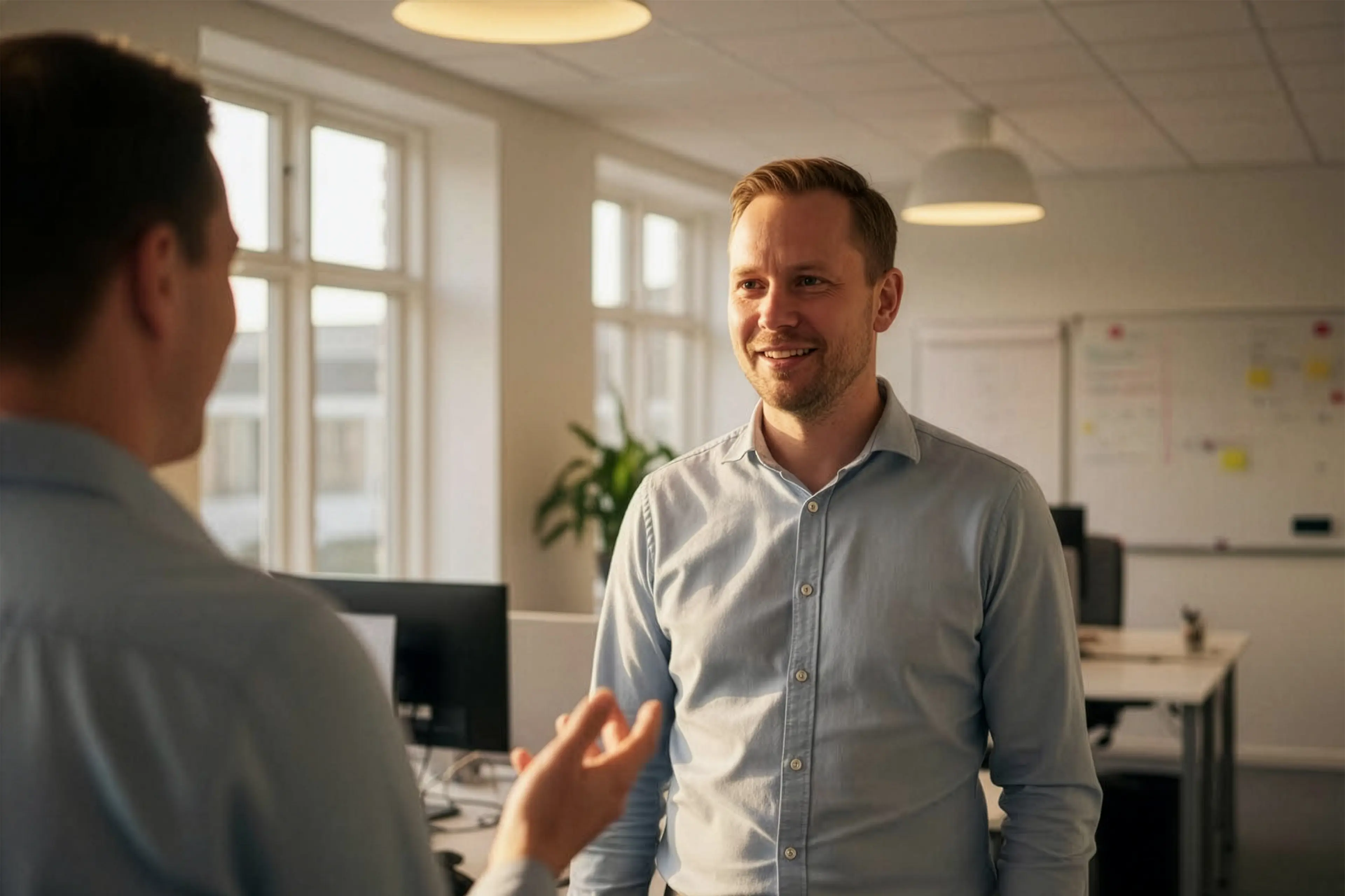 Mand der ser tilfreds ud på sin arbejdsplads