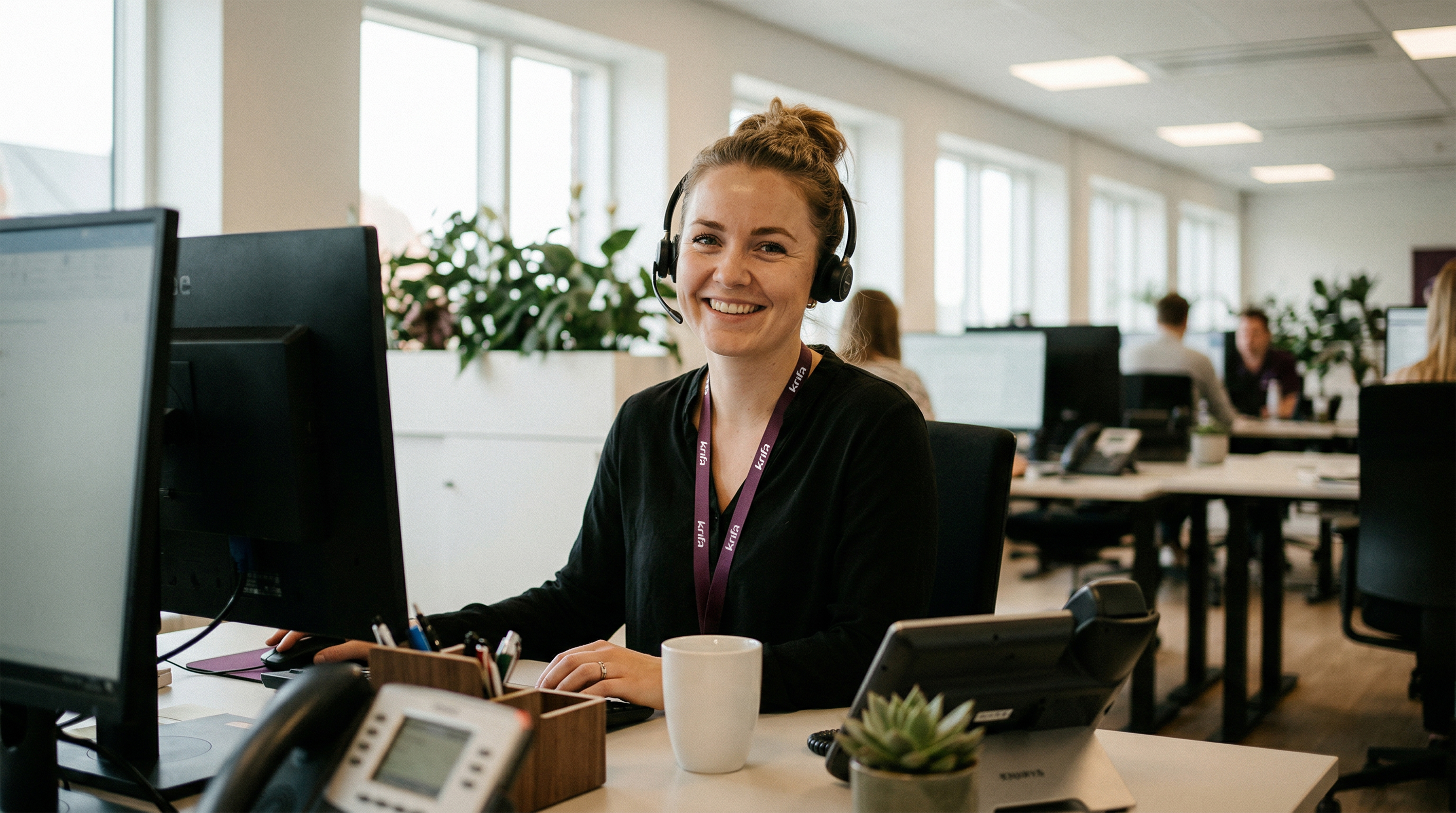 Krifa-medarbejder sidder klar til at hjælpe over telefonen