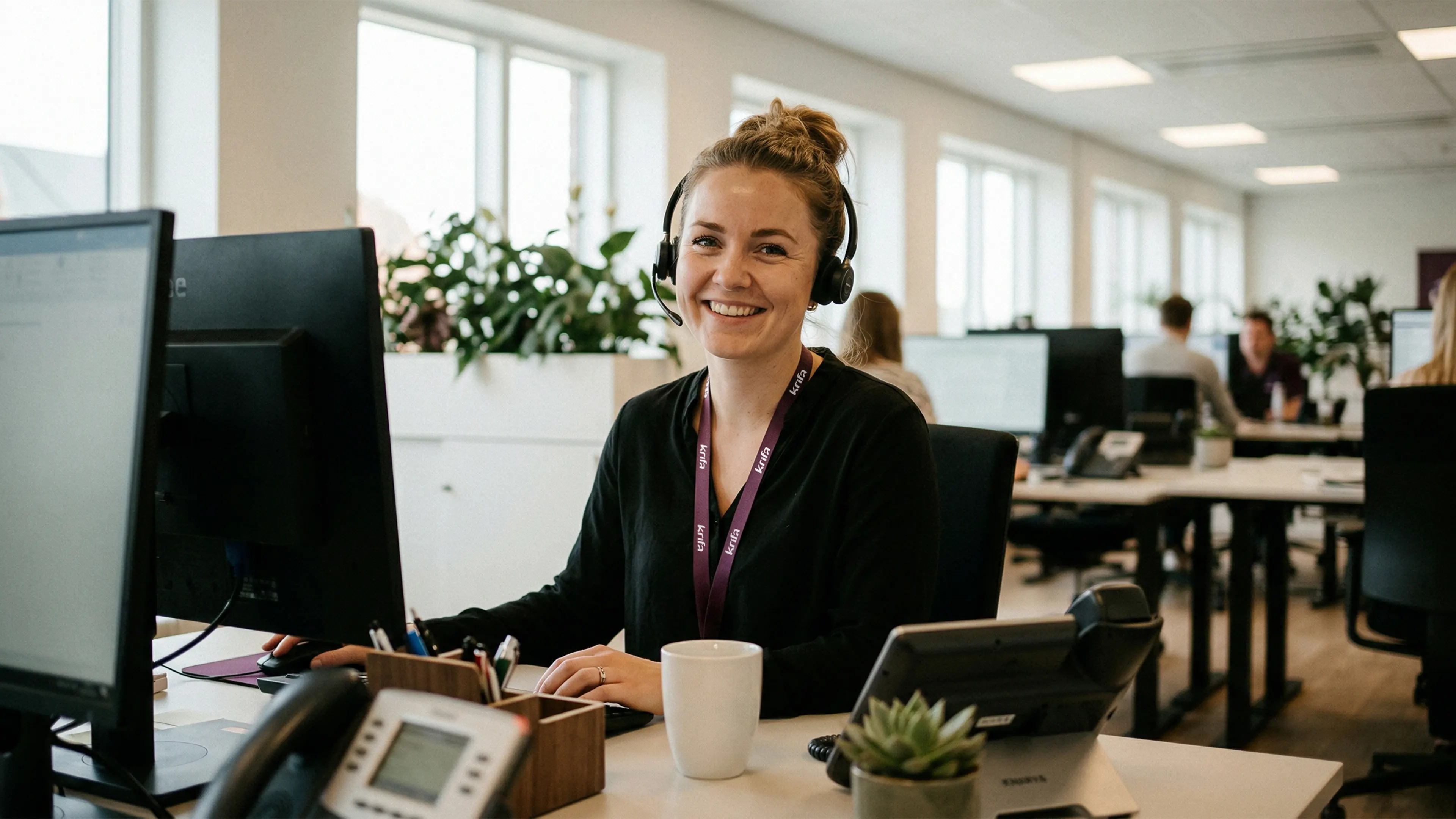 Krifa-medarbejder sidder klar til at hjælpe over telefonen